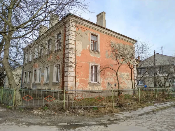 Фасад Старого Дома Городе Весной — стоковое фото