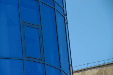 Cam cepheli bir ofis merkezi.