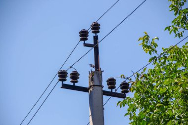 Gökyüzü arkaplanındaki elektrik hatları