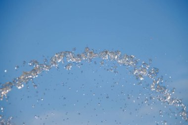 Ağustos 'ta göl kenarındaki bir çeşmede su fışkırıyor.