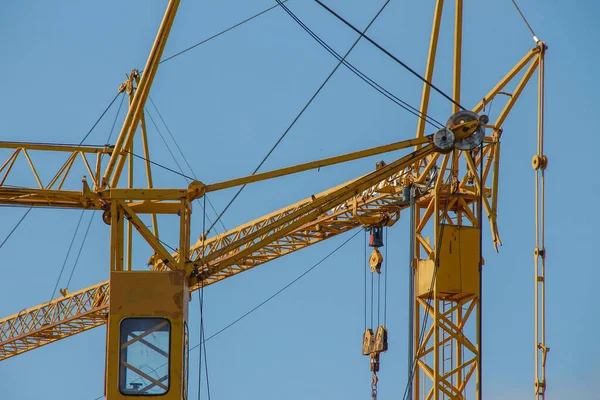 Bir inşaat sahasında sarı Çin inşaat vinci