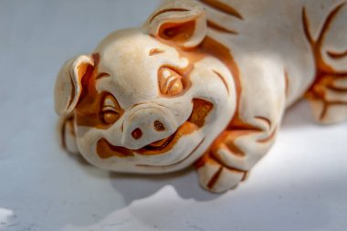 Küçük oyuncak bir domuz yavrusu heykeli.