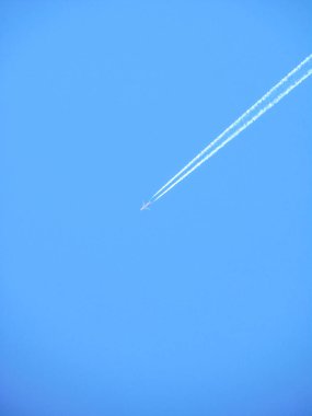 Eylül 'de uçağın uçtuğu mavi gökyüzü