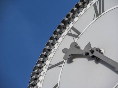 Parktaki bir sokak saati kadranı. Ternopil, Ukrayna