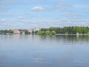 Eylül 'de Ternopil gölü ve şehrin genel manzarası. Ukrayna