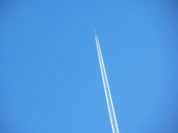 Eylül Uçağın Uçtuğu Mavi Gökyüzü — Stok fotoğraf