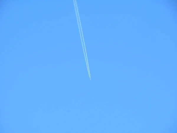 九月份飞机在蓝天飞行 — 图库照片