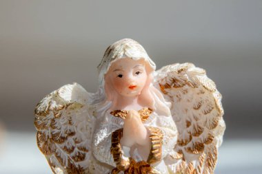 Kanatlı küçük bir melek dua ediyor