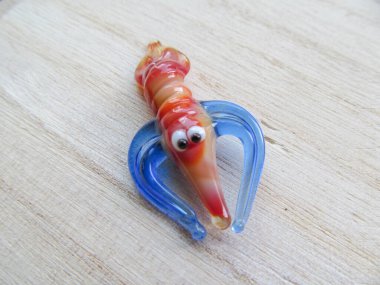 Küçük oyuncak cam mavi yengeç