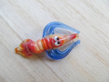 Küçük oyuncak cam mavi yengeç