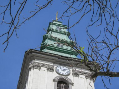 Ternopil 'deki eski kilisenin kulesinde saat.