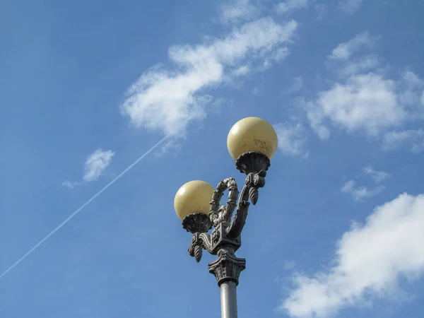 公园里的灯笼和空中的飞机 — 图库照片