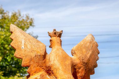 Taçtaki bir kuşun heykeli betondan yapılmıştır.