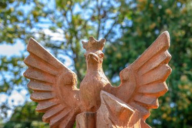 Taçtaki bir kuşun heykeli betondan yapılmıştır.