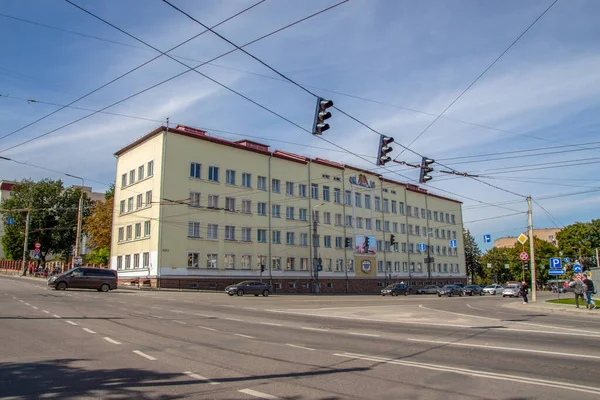 Κτίριο Του Εκπαιδευτικού Κτιρίου Για Τους Μαθητές Στην Πόλη — Φωτογραφία Αρχείου
