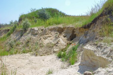 Taşlar ve kum şehrin dışındaki bir taş ocağında.