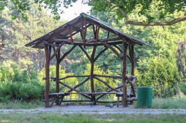 Ağustosta Kiev botanik bahçesindeki ahşap çardak.