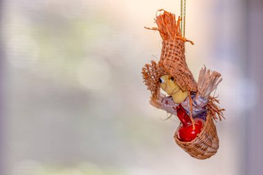 Oyuncak uçan cadı mı yoksa şapkalı ve sepetli Baba Yaga mı?