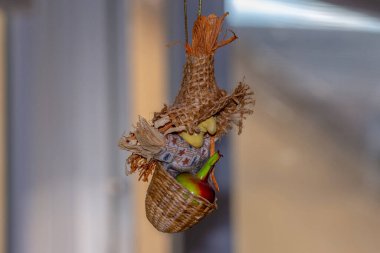 Oyuncak uçan cadı mı yoksa şapkalı ve sepetli Baba Yaga mı?