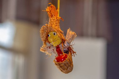 Oyuncak uçan cadı mı yoksa şapkalı ve sepetli Baba Yaga mı?