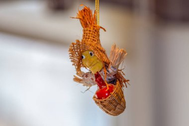 Oyuncak uçan cadı mı yoksa şapkalı ve sepetli Baba Yaga mı?