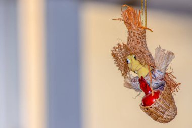 Oyuncak uçan cadı mı yoksa şapkalı ve sepetli Baba Yaga mı?