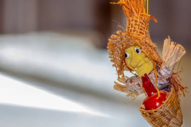 Oyuncak uçan cadı mı yoksa şapkalı ve sepetli Baba Yaga mı?