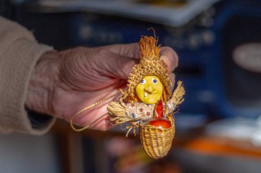 Oyuncak uçan cadı mı yoksa şapkalı ve sepetli Baba Yaga mı?