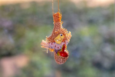 Oyuncak uçan cadı mı yoksa şapkalı ve sepetli Baba Yaga mı?