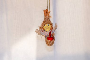 Oyuncak uçan cadı mı yoksa şapkalı ve sepetli Baba Yaga mı?