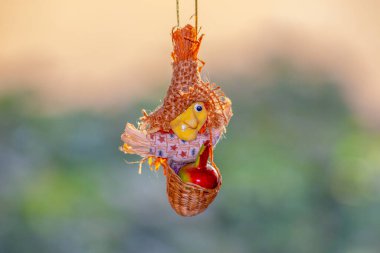 Oyuncak uçan cadı mı yoksa şapkalı ve sepetli Baba Yaga mı?