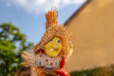 Oyuncak uçan cadı mı yoksa şapkalı ve sepetli Baba Yaga mı?