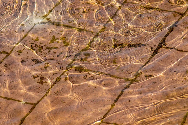 9月の噴水のタイルの質感と水の飛沫 — ストック写真