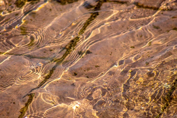 9月の噴水のタイルの質感と水の飛沫 — ストック写真