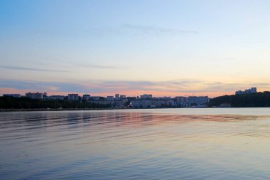 Ternopil 'de gün batımında bir göletin manzarası