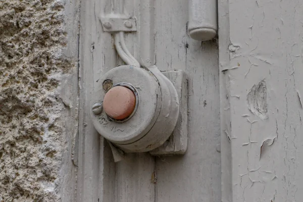 Vieille Cloche Sur Porte Grise — Photo