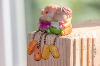 Oyuncak bir erkek ve kız heykeli.