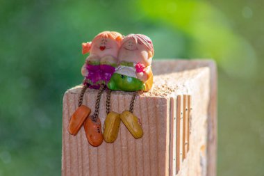 Oyuncak bir erkek ve kız heykeli.