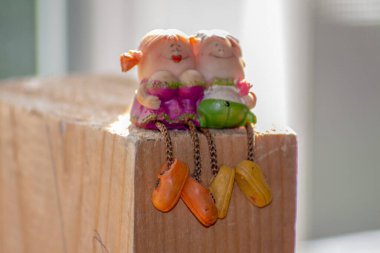 Oyuncak bir erkek ve kız heykeli.