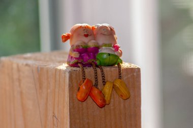 Oyuncak bir erkek ve kız heykeli.