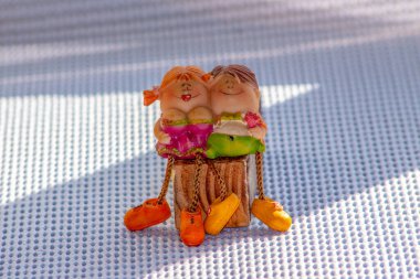 Oyuncak bir erkek ve kız heykeli.