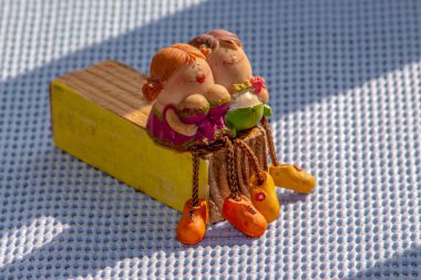 Oyuncak bir erkek ve kız heykeli.