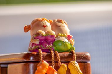 Oyuncak bir erkek ve kız heykeli.