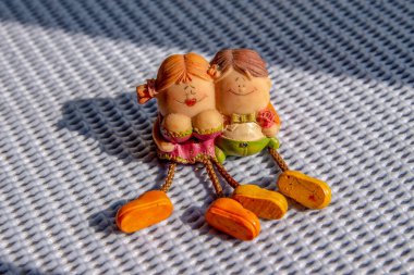 Oyuncak bir erkek ve kız heykeli.