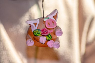 Seramik ve kilden yapılmış oyuncak pembe domuz.