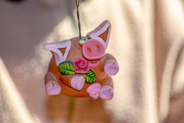 Seramik ve kilden yapılmış oyuncak pembe domuz.