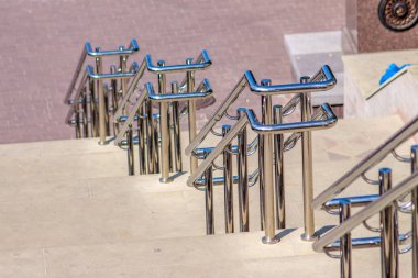 Merdivenlerde metal korkuluklar ve korkuluklar.