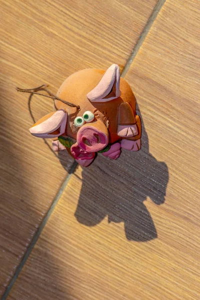 陶瓷和粘土制成的玩具粉红猪 — 图库照片