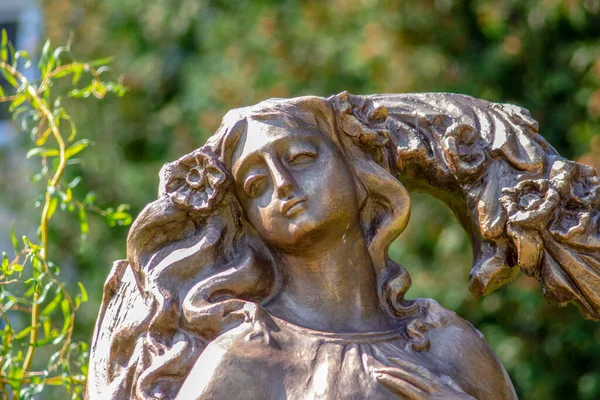 Escultura Hormigón Monumento Una Chica Del Bosque Cerca Universidad —  Fotos de Stock