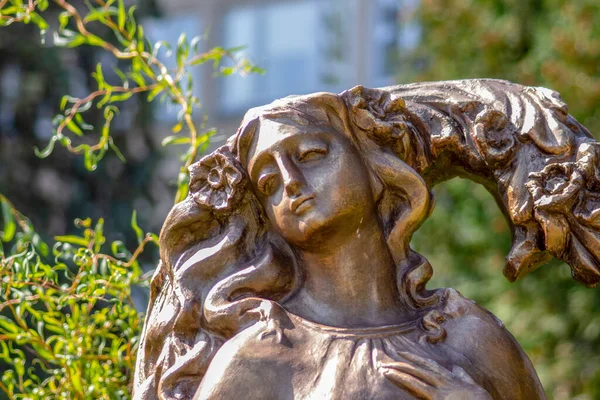 Betonskulptur Oder Denkmal Für Ein Waldmädchen Der Nähe Der Universität — Stockfoto